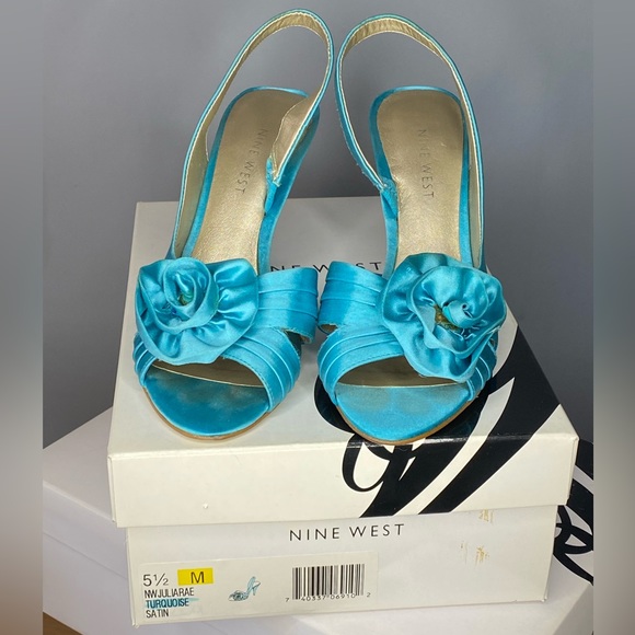 Nine West 3” “Julia Rae” turquoise satin flower heels - size 5.5 - Picture 2 of 6